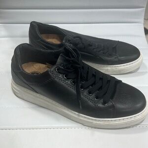 Men’s size 41 leather sneaker